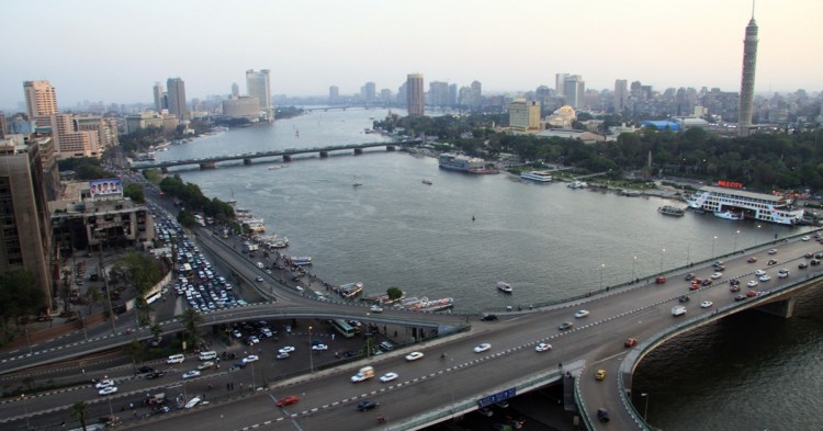 Vista parcial de El Cairo y una de sus vías atascadas junto al Nilo. Ana Paula (Flickr)