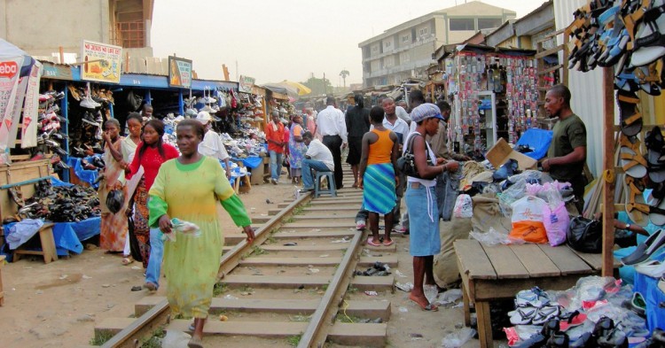 Caótico mercado de Katejia, en Kumasi, prácticamente sobre unas vías de tren. Joachim Huber (Flickr)